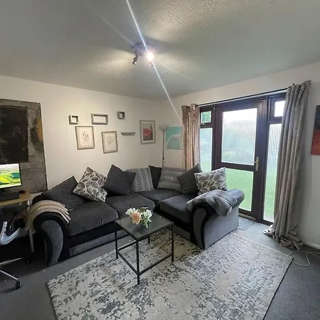 Private Apt Close To Train Station